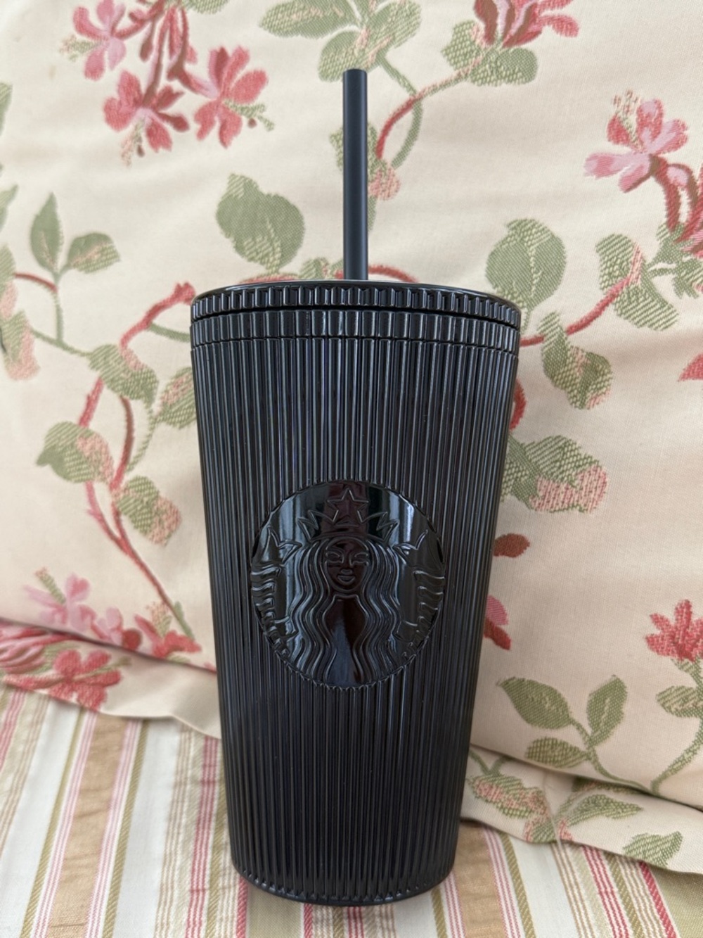Brand New ~ Starbucks Black Ribbed Cold Cup with Straw and Siren Emblem 16 oz.